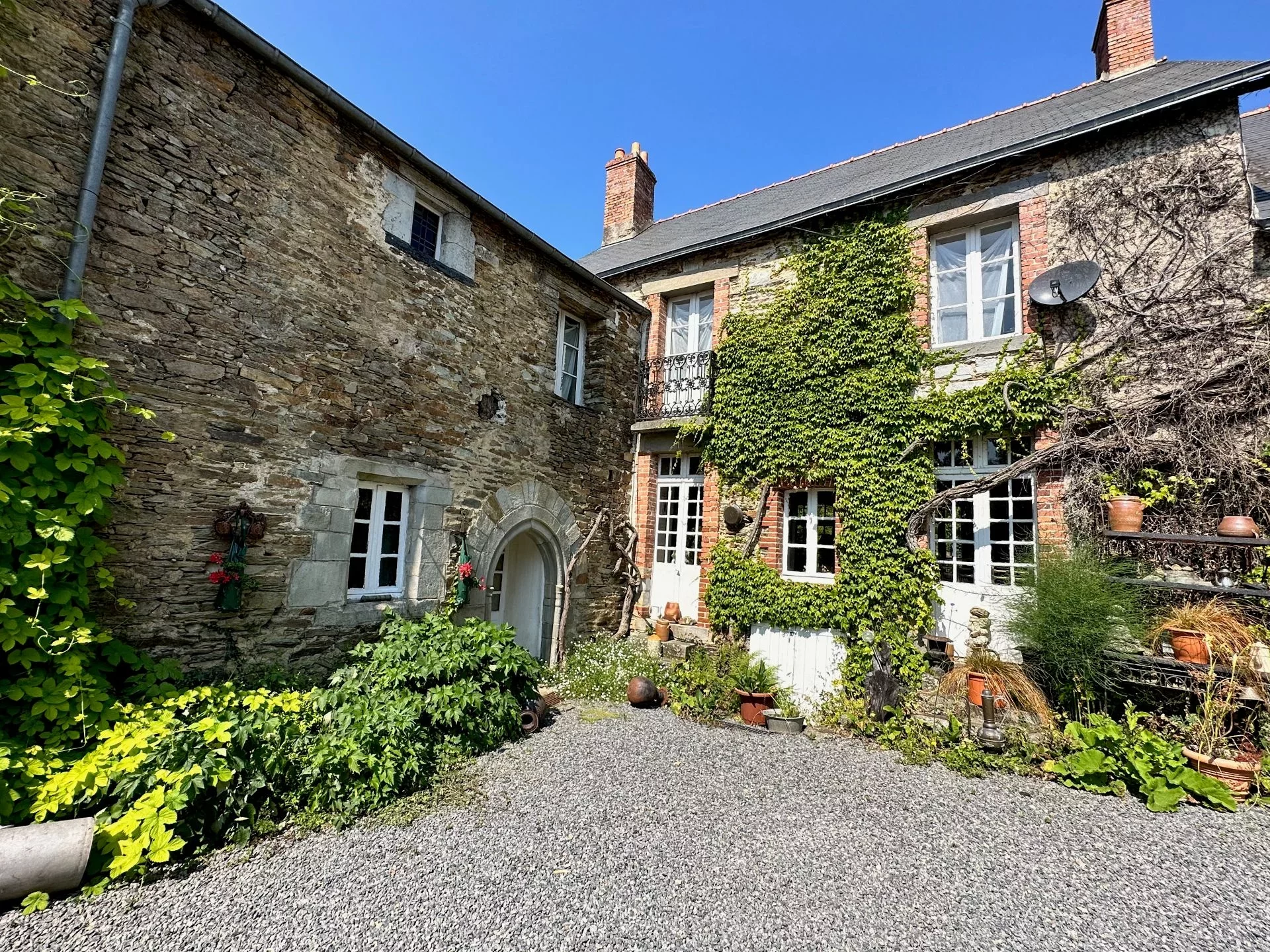 Redon - An unspoilt manor house set in lush countryside.